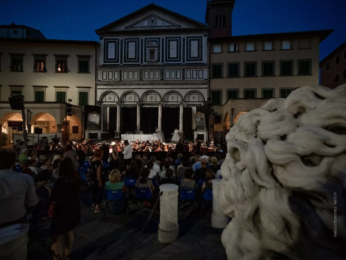 Opera in piazza Farinata