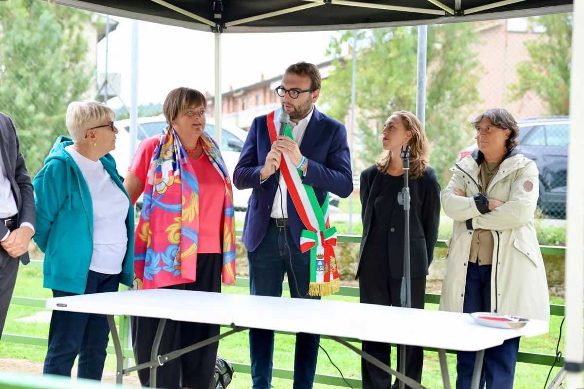 Il sindaco Alessio Mantellassi all'inaugurazione del murales di Alleg alla Rems di via Valdorme