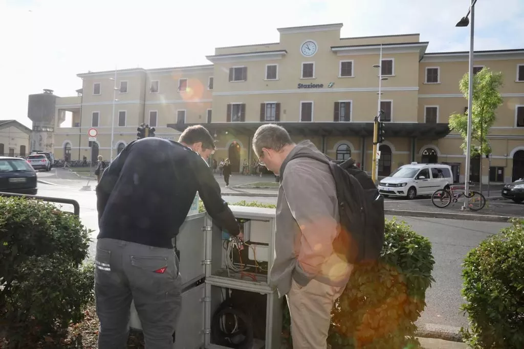 I tecnici addetti alla installazione delle telecamere al lavoro in piazza don Minzoni